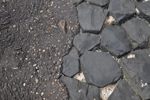 Gietasfalt: daar gaat het mooie basalt, inclusief bewoners verdwijnt het onder een dode laag zwarte smurrie.
